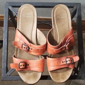 Dansko Women's Size 41 Coral Leather Sandals